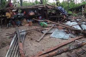 前江省數十民房遭旋風襲擊。圖為丐𦨭縣某一民房遭強降雨夾旋風吹襲坍塌現場。（圖源：VOV）