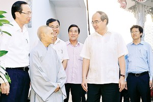 市委書記阮善仁探訪佛教單位。