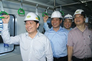 交通運輸部長阮文體(左)與工作團乘搭空載試運行的吉靈-河東線城鐵。（圖源：雨蝶）