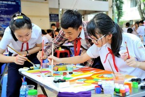 入圍總決賽的少兒在繪畫。