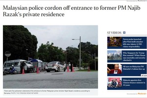 馬來西亞警方已經封鎖了前總理納吉布位於吉隆坡的私人住宅四周。（圖源：《海峽時報》網站報道截圖）