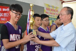 盧耀南理事長向冠軍隊頒發獎盃。