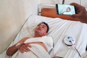 胡晉德司機躺在病床上供述該起交通事故發生過程。（圖源：民智報）