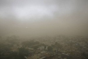 當地時間5月13日，印度新德里再遇沙塵暴天氣，當地天氣驟變，大風伴隨著塵土，接著是降雨，猛烈地衝擊著城市。（圖源：互聯網）