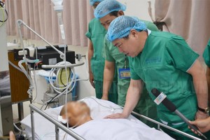 市領導前往醫院探望受傷“俠士”。（圖源：市黨部新聞網）