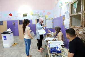 5月12日，在伊拉克首都巴格達一投票站，最後一名投票者在投票。（圖源：新華網）