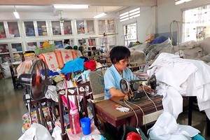 縫製尿布、衣服來照顧中心的兒童。