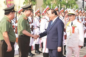 阮春福總理與公安部領導交談。