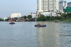 水面上障礙物浮標處為該貨船沉沒位置。