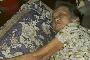 李英大娘終日躺著。