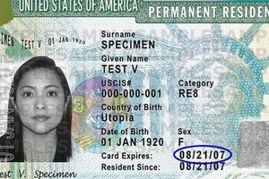 圖為美國綠卡樣本。（示意圖源：USCIS）