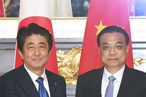 在會談前握手的日本首相安倍晉三和中國國務院總理李克強。（圖源： 日本經濟新聞）
