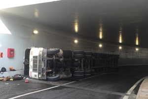 集裝箱車在美水下穿道出口處側翻事故現場。（圖源：志福）