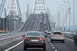 俄克里米亞大橋通車一小時逾千車輛駛過。（圖源：Sputnik）