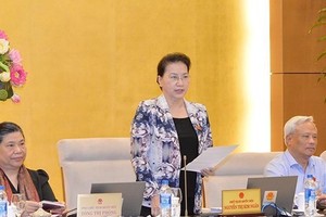 國會主席阮氏金銀在會議上發言。