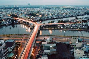 連接第五與第八郡的“Y”字橋橋面將從9米拓寬至12米，設有4條車道以及寬1.9米的2條人行道。