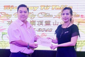 丁文森先生(左)把3000萬元交給 梁美美轉交靈山寺。