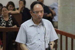 被告人潘明月出庭受審。