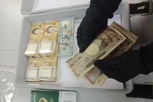 查獲的涉案外幣。（圖源：越通社）