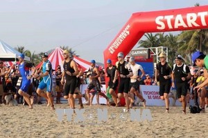 運動員參加跑步21公里賽項。