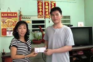 陳艷麗主任將善款轉交給周善輝同學。