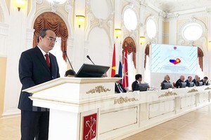 阮善仁書記在胡志明主席首次踏上俄羅斯95週年紀念儀式致詞。（圖源：市黨部新聞網）