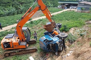 救援隊安排吊車將故事卡車吊離現場。（圖源：段堅）