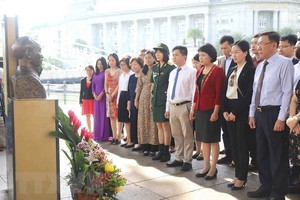 越南駐新加坡大使曹氏清香以及當地越南人社群在亞洲文明博物館公園胡志明主席塑像誠摯地敬上花圈。（圖源：越通社）