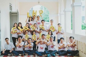 黎鴻鋒高中專校華文專科班畢業生合照。