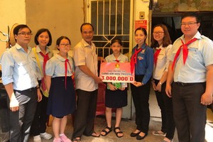 組委會頒發獎助學金給貧困優秀生。