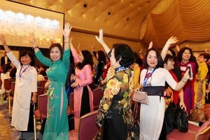 圖為我國女企業家代表團參加日本在東京舉行的2017年全球婦女峰會。（圖源：越通社）
