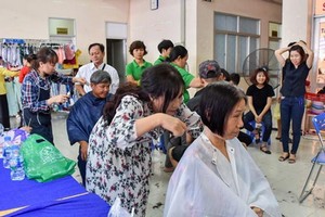 新平郡工會為勞工免費理髮。