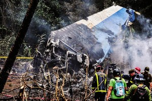 古巴墜機事故，一黑匣子被找到。圖為救援人員在古巴哈瓦那墜機事故現場工作。（圖源：新華網）