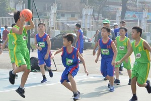 小學男子組楊明珠學校(綠衣)對梁世榮學校比賽一瞥。