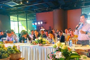 本市企業與同塔企業討論貨源聯結問題。