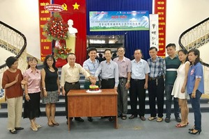 范興編委（左四）與俱樂部執委一起切蛋糕祝賀。