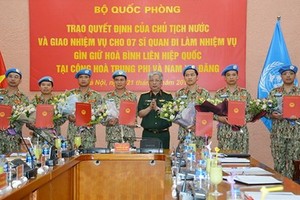 阮志詠上將向參加聯合國維和任務的7名軍官頒授國家主席《決定》。（圖源：楊江）