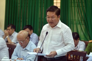 平新郡人委會主席黎文廳在會議上詳細闡述了該郡今年前4個月的交通情況。（圖源：黎潘）