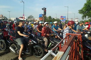 守德郡協平福區1716+936橫路的交通信號燈設置不合理致使駕駛者要在鐵軌上停車等紅燈。