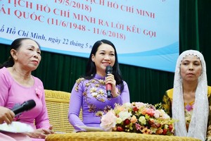 華人女企業家龐美玲(中)正同與會者交流。