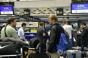 5月22日上午，在北京首都機場，獲邀見證拆除豐溪里核試驗場的外媒記者們正準備搭乘高麗航空包機赴朝。 （圖源：韓聯社）