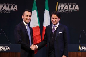 五星運動領袖迪馬約（左）向總統提名孔特為總理人選。（圖源：互聯網）