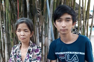 陳氏娟帶著兒子到報社求助。