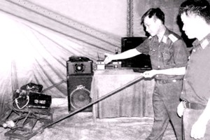 阮海事大尉（左）與其研發把蓄電池送上T-54、T-55坦克的設備。