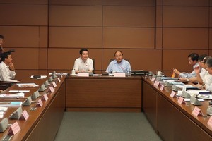 政府總理、海防市國會代表阮春福同代表們就有關工作進行討論並交換意見。