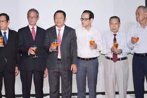 籌建委員會向宗親及嘉賓敬酒。