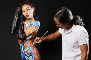 畫家正在創作人體繪畫。