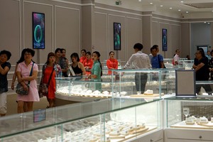 中國遊客在Jade Royal珠寶中心參觀、購物。（圖源：俊傑）