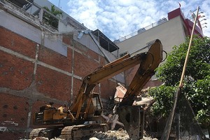 救援工作結束後，挖掘機獲調到現場拆除餘下混凝土塊，以免影響到周圍住房及路人。（圖源：玄心）