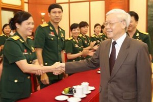 阮富仲總書記接見前來河內出席第九屆軍隊工會代表大會的傑出軍隊工會代表團。（圖源：越通社）